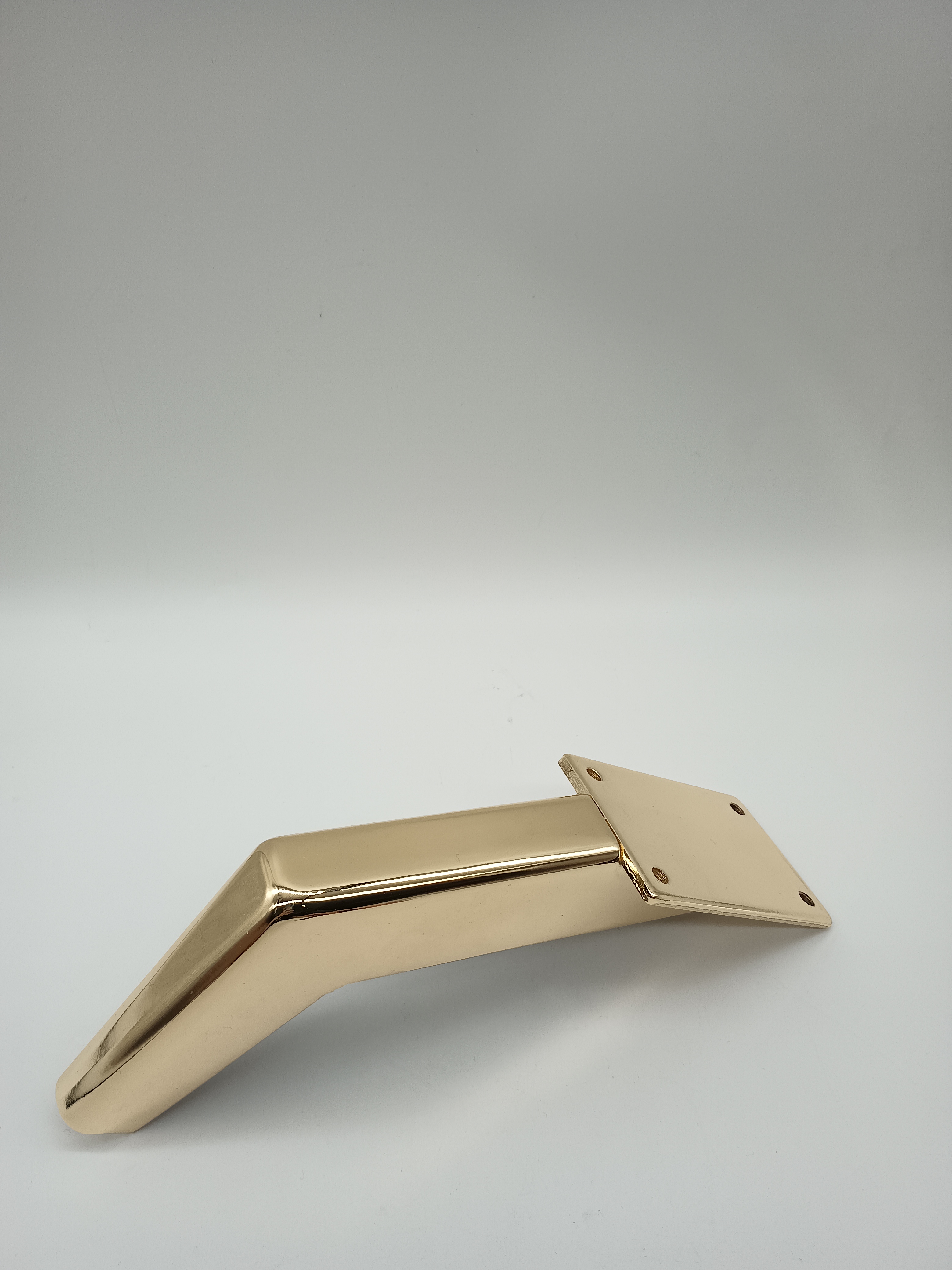  Venda quente estilo dourado acessórios para sofá peças de móveis de metal ângulo pernas de cadeira de sofá