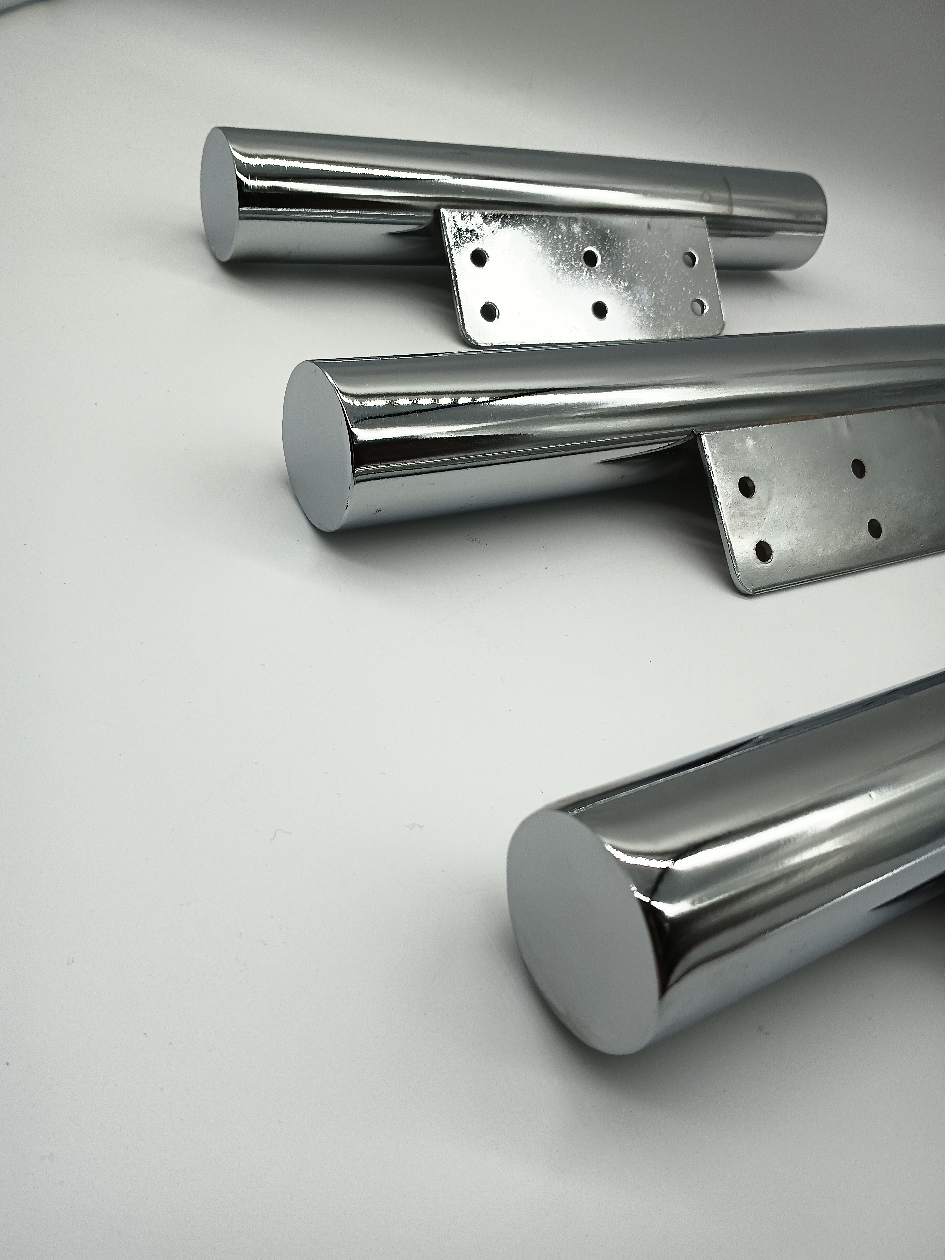 Pé de sofá moderno de metal de baixo preço de fábrica, pés de suporte de ferro para móveis cromados