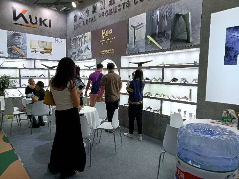 Pernas de sofá de hardware KUKI brilham na Feira Internacional de Móveis de Shanghai Pudong