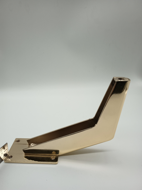  Venda quente estilo dourado acessórios para sofá peças de móveis de metal ângulo pernas de cadeira de sofá