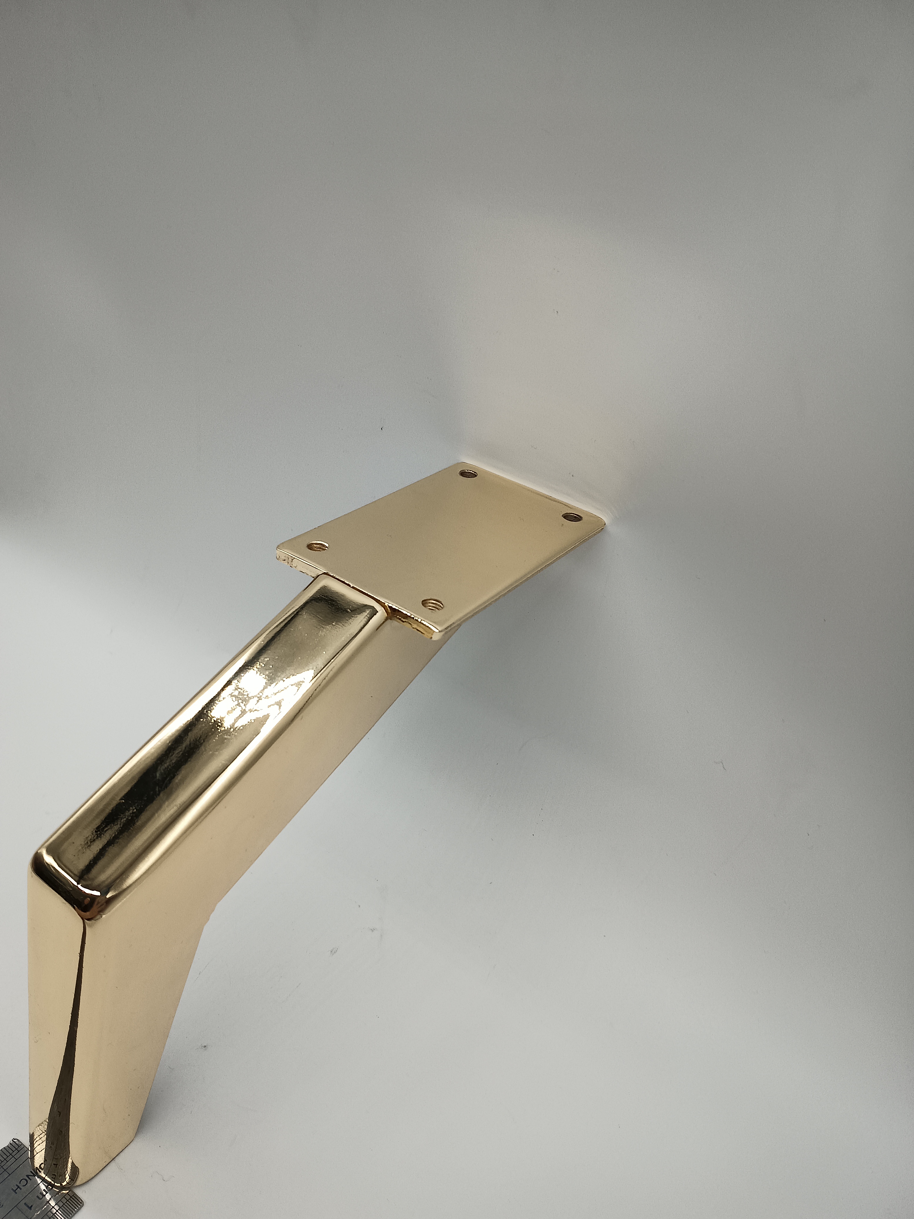  Venda quente estilo dourado acessórios para sofá peças de móveis de metal ângulo pernas de cadeira de sofá